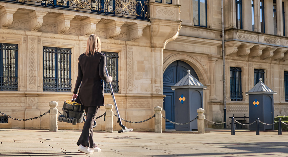 Femme de ménage devant le Palais Grand Ducal au Luxembourg